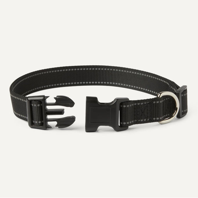 <p>Amazon Basics Polyester Dog Collar for Large Dogs, Adjustable Length 21-37", 1.4" W, Black.</p>